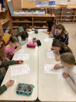 První část zkoušky pro získání průkazu cyklisty mají čtvrťáci za sebou