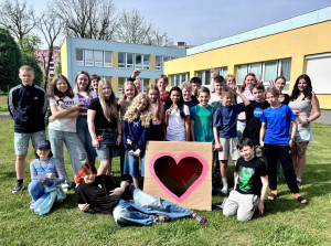 Hlasujte pro náš charitativní projekt Láska je...